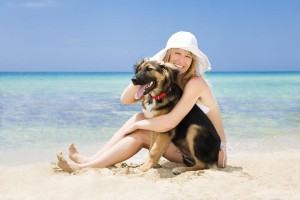 Frau mit Hund am Strand