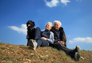 ein Pärchen mit Hund im Urlaub 